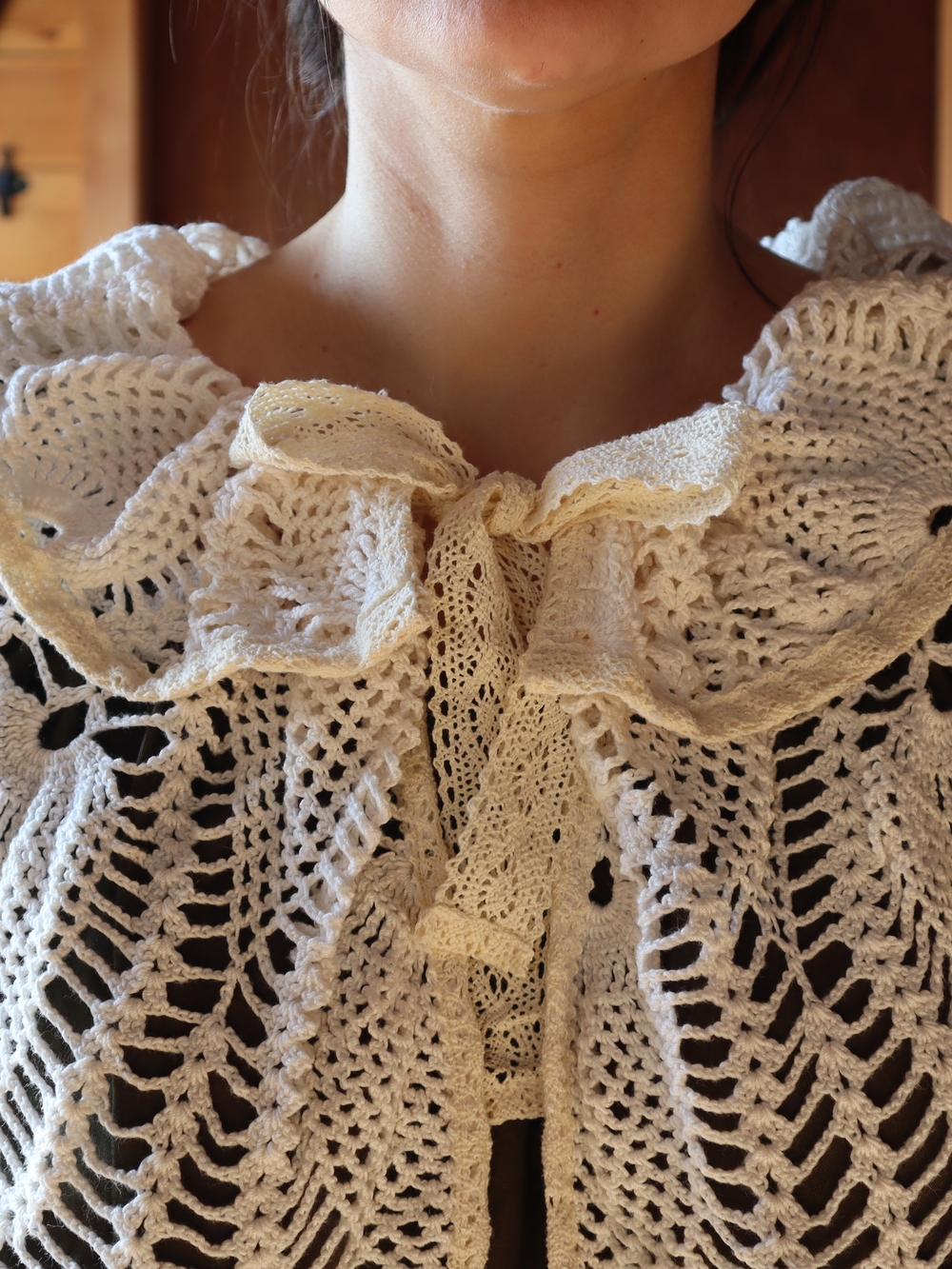 Hand Crocheted Cream Lace Capelet Upcycled Vintage Cotton Tablecloth Collar - Picture 4 of 6